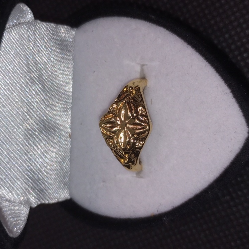 Beautiful beautiful 14 karat gold filled ring size 9